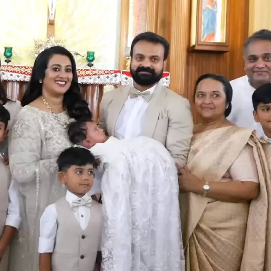  ചാക്കോച്ചന്റെ മകൻ ഇസഹാക്ക് എന്ന ഇസുവിന്റെ മാമോദീസ ചടങ്ങിൽ പങ്കെടുക്കവെ അമ്മയ്ക്കും കുടുംബത്തിനുമൊപ്പം ചാക്കോച്ചൻ