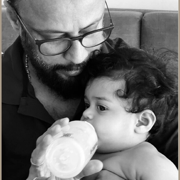  കൊച്ചുമകൻ മാത്യുവും ലാൽ ജോസും ഒരു ബ്ലാക്ക് ആൻഡ് വൈറ്റ് ക്ലിക്കിൽ