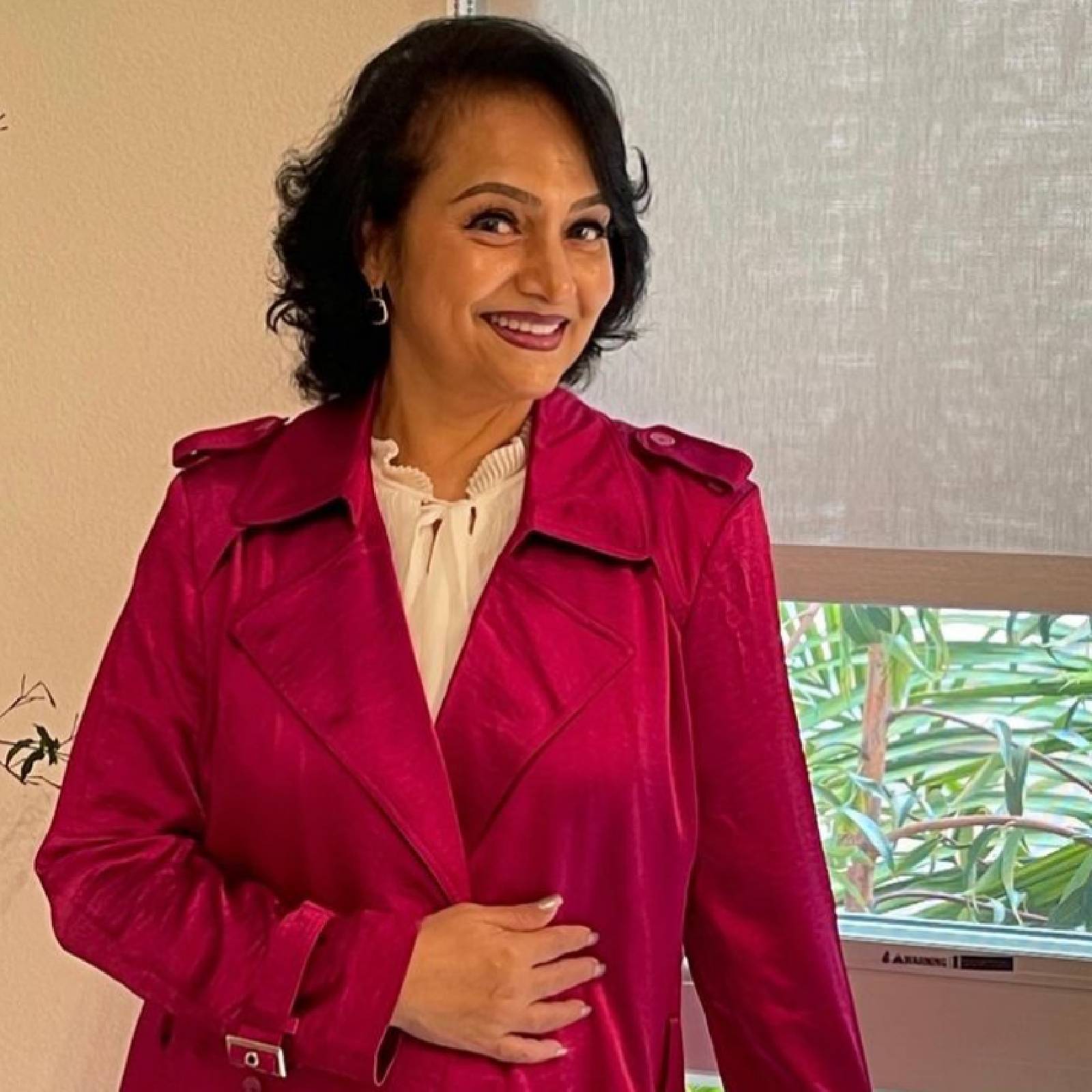  ഒരിക്കൽ നെഞ്ചോടു ചേർത്ത താരങ്ങൾ എത്ര വർഷം കഴിഞ്ഞ് മടങ്ങിവന്നാലും പ്രേക്ഷകർ ഇരുംകൈയും നീട്ടി സ്വീകരിക്കുക മലയാളത്തിൽ പതിവാണ്. അങ്ങനെയൊരു നടിയാണ് ഈ ചിത്രത്തിൽ. 1996നു ശേഷം ഈ നടിയെ മലയാളത്തിൽ ആരും തന്നെ കണ്ടിട്ടില്ല. ആ വർഷം അഭിനയിച്ച ഒരു ചിത്രത്തോടെ അവർ വിവാഹിതയായി, കുടുംബിനിയായി അവർ ഭർത്താവിനൊപ്പം വിദേശത്തായി പിന്നീടുള്ള താമസം