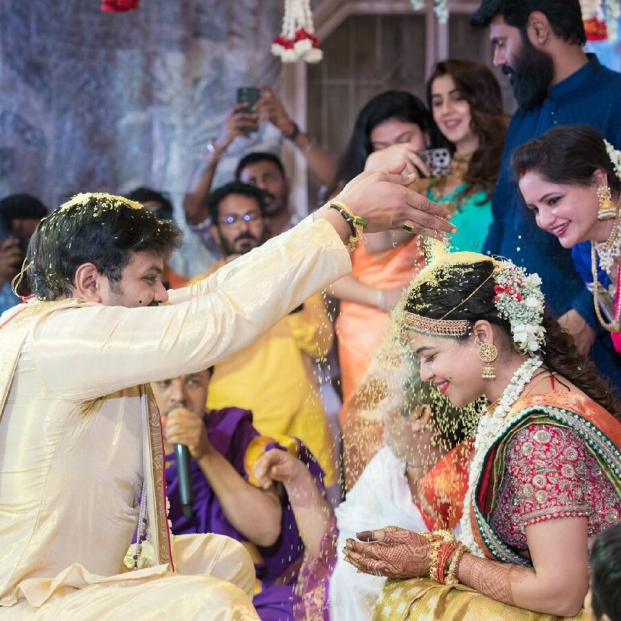  മനോജിന്റെയും മൗനികയുടെയും രണ്ടാം വിവാഹമാണിത്. മനോജ് 2015ൽ ബിസിനസ് കൺസൾട്ടന്റ് പ്രണതി റെഡ്ഡിയെ വിവാഹം കഴിച്ചിരുന്നു. താമസിയാതെ അവരുടെ വിവാഹ ജീവിതത്തിൽ പ്രശ്നങ്ങൾ ഉടലെടുത്തു. ഇതോടെ വേർപിരിയാൻ തീരുമാനിക്കുകയും 2019ൽ വിവാഹമോചനം നേടുകയും ചെയ്തു