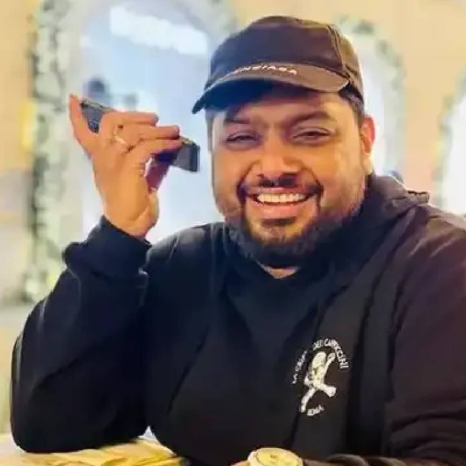  വളരെ സുരക്ഷിതമായി സേഫ്റ്റി ബെൽറ്റ് ഒക്കെ ഘടിപ്പിച്ച ശേഷമാണ് മിഥുൻ സ്കൈ റെസ്റ്റോറന്റിൽ ഭക്ഷണം കഴിക്കാനിരുന്നത്. ഒട്ടേറെ സുഹൃത്തുക്കൾ ഈ പോസ്റ്റിനു താഴെ എത്തി മിഥുൻ രമേശിന് ജന്മദിനാശംസകൾ നേർന്നു