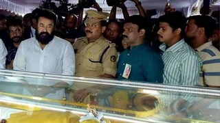 ഇന്നസെന്റിനരികിൽ മോഹൻലാൽ ഇന്നസെന്റിനരികിൽ മോഹൻലാൽ