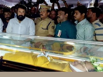 ഇന്നസെന്റിനരികിൽ മോഹൻലാൽ
