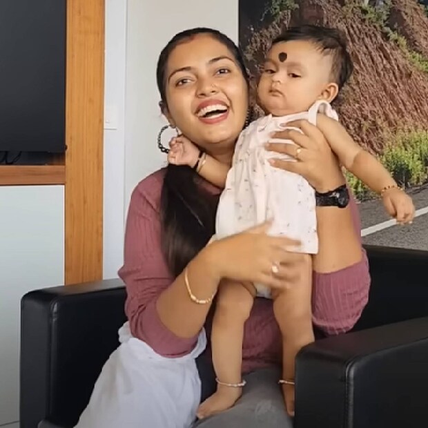  ആദ്യമായി സ്വന്തം വാഹനം കാണാൻ പോകുന്നതിന്റെ ആകാംക്ഷയും ഇരുവരുടെയും വാക്കുകളിൽ പ്രകടം. കുഞ്ഞൂട്ടൻ എന്നാണ് യുവ മൃദുലയെ വിളിക്കുന്നത്. പൂക്കാലം വരവായി, തുമ്പപ്പൂ തുടങ്ങിയ സീരിയലുകളിൽ ഏവർക്കും മൃദുലയെ കണ്ട് പരിചയമുണ്ട്. മഞ്ഞിൽ വിരിഞ്ഞ പൂവ് എന്ന സീരിയലാണ് യുവ കൃഷ്ണയെ ഏവർക്കും പരിചിതനാക്കിയത് (തുടർന്ന് വായിക്കുക)