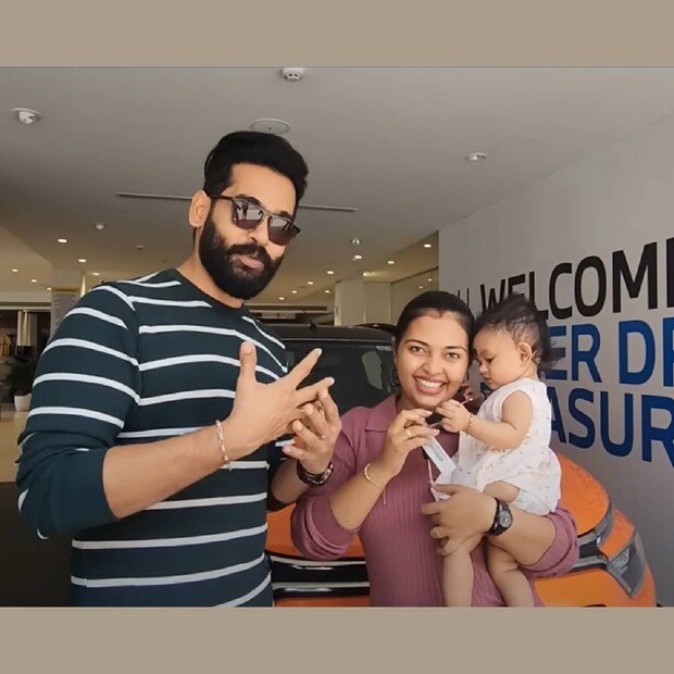  പുതിയ കാറിന്റെ താക്കോൽ ഏറ്റുവാങ്ങിയ ശേഷം മൃദുലയും യുവയും മകളും