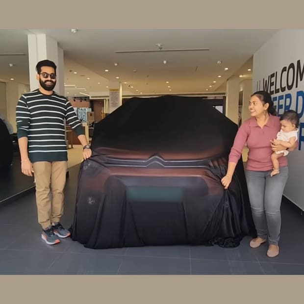  ഫ്രഞ്ച് ബ്രാൻഡ് ആയ സിട്രോയന്റെ ഇലക്ട്രിക്ക് കാർ (Citroen eC3 )ആണ് ഇവർ സ്വന്തമാക്കിയത്. കാവി എന്ന് മലയാളത്തിൽ പറയാവുന്ന ഈ നിറം സെസ്റ്റി ഓറഞ്ച് എന്നാണ് ഔദ്യോഗികമായി അറിയപ്പെടുന്നത്