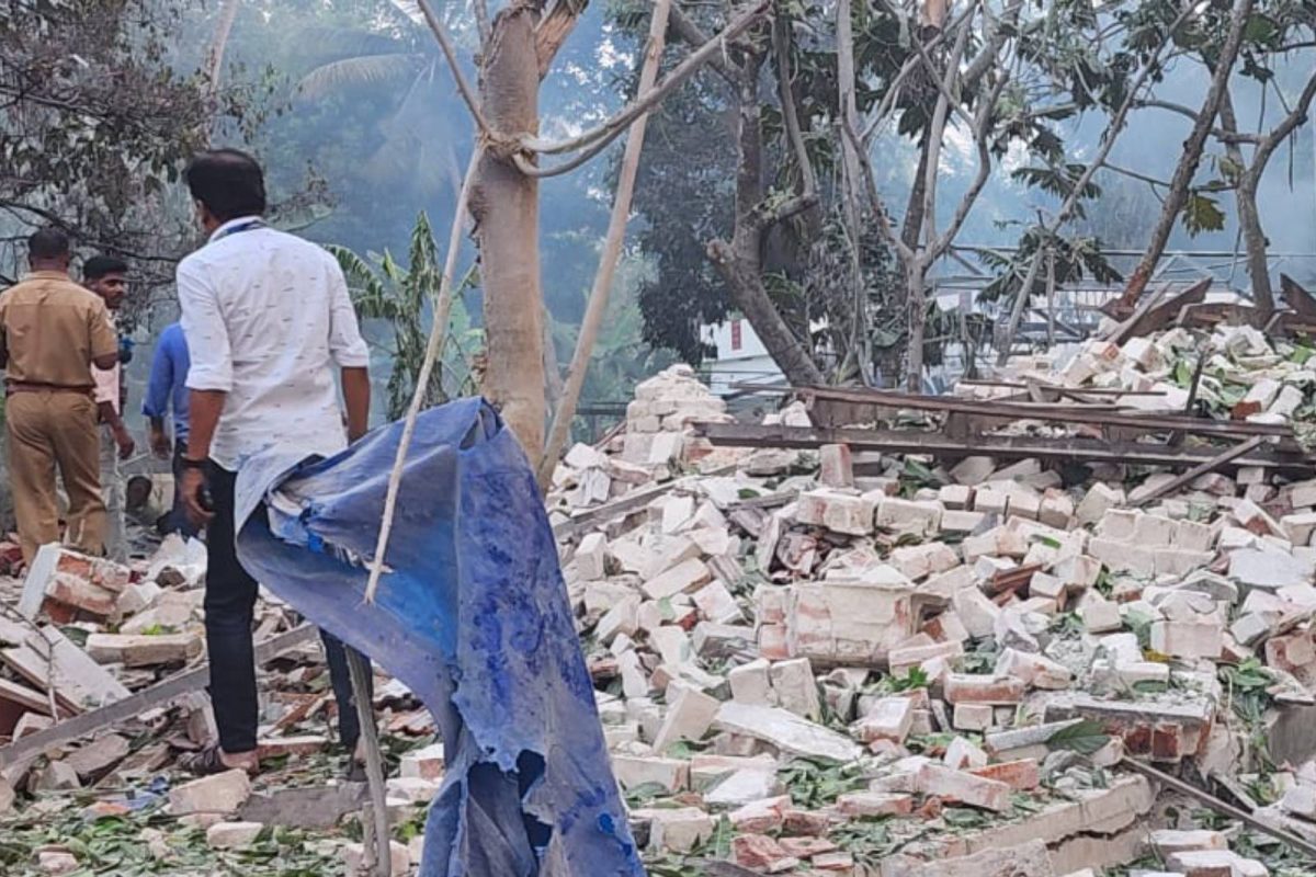 വരാപ്പുഴ സ്ഫോടനം: പടക്കനിർമാണശാലയുടെ ഉടമയ്ക്കും സഹോദരനുമെതിരെ കേസെടുത്തു