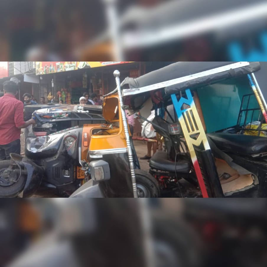  വയനാട്: വയനാട് മേപ്പാടി മൂപ്പൈനാടുണ്ടായ വാഹനാപകടത്തിൽ അമ്മയും മകളും മരിച്ചു. വടുവഞ്ചാൽ സ്വദേശികളായ മറിയക്കുട്ടി (70), മോളി (54) എന്നിവരാണ് മരിച്ചത്.