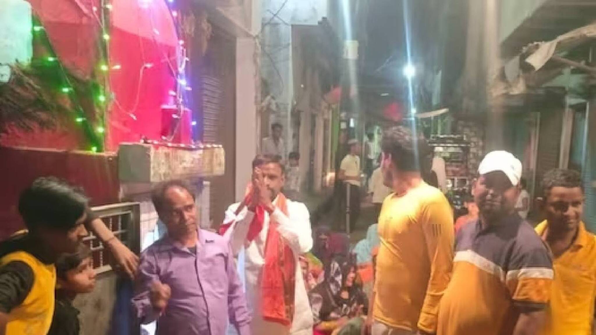 'എല്ലാ മതങ്ങളിലും ഒരുപോലെ വിശ്വാസം'; മുസ്ലീം കുടുംബം ദുർഗാദേവിയ്ക്ക് പട്ട് സമർപ്പിച്ചത് വൈറൽ