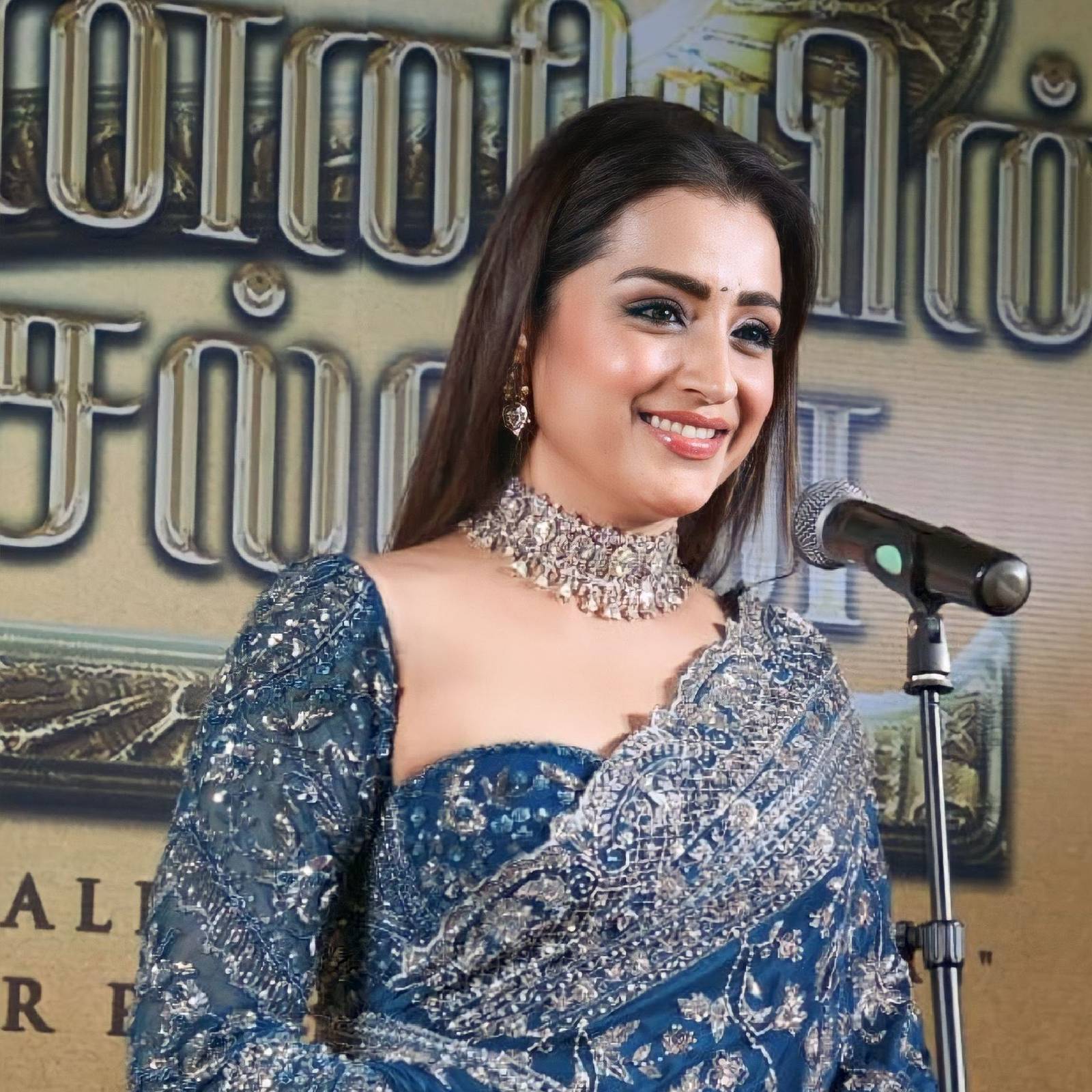  സിൽവർ നിറത്തിലുള്ള വർക്കുകളും എംബ്രോയ്ഡറിയും മാറ്റുകൂട്ടി. നീളത്തിലുള്ള സ്ലീവുകളുള്ള ഡീപ് നെക് ബ്ലൗസാണ് ഒപ്പം ധരിച്ചത്. സാരിയുടെ അതുപോലെ തന്നെ സീക്വനുകളും ഫ്ളോറൽ പാറ്റേണുകളും ബ്ലൗസിലും കാണാം.