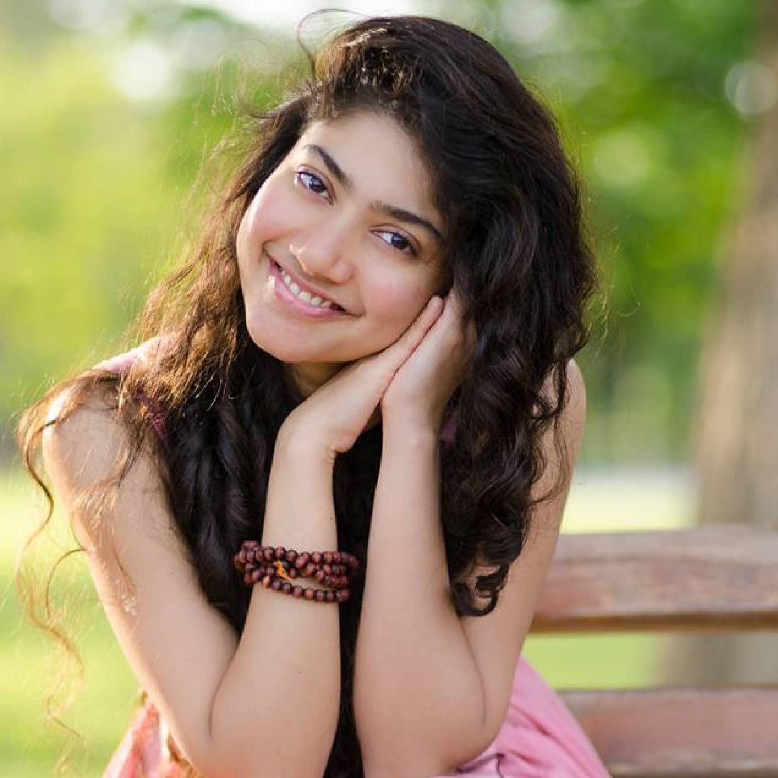  എന്നാല്‍ പ്രേമം പുറത്തിറങ്ങി പ്രേക്ഷകര്‍ക്കൊപ്പം ഇരുന്ന് ആ ചിത്രം കണ്ടപ്പോഴാണ് എന്റെ ഈ കാഴ്ച്ചപ്പാടുകളെല്ലാം മാറിയത്. സിനിമ കണ്ട് ആളുകള്‍ കൈയടിക്കുന്നത് കണ്ടപ്പോള്‍ ഞാന്‍ അമ്പരന്നു. ആളുകള്‍ സൗന്ദര്യത്തെയല്ല ഇഷ്ടപ്പെടുന്നത് എന്ന് അന്ന് എനിക്ക് മനസിലായി. കഥാപാത്രവും നമ്മുടെ അഭിനയവുമാണ് അവര്‍ ശ്രദ്ധിക്കുന്നത്.