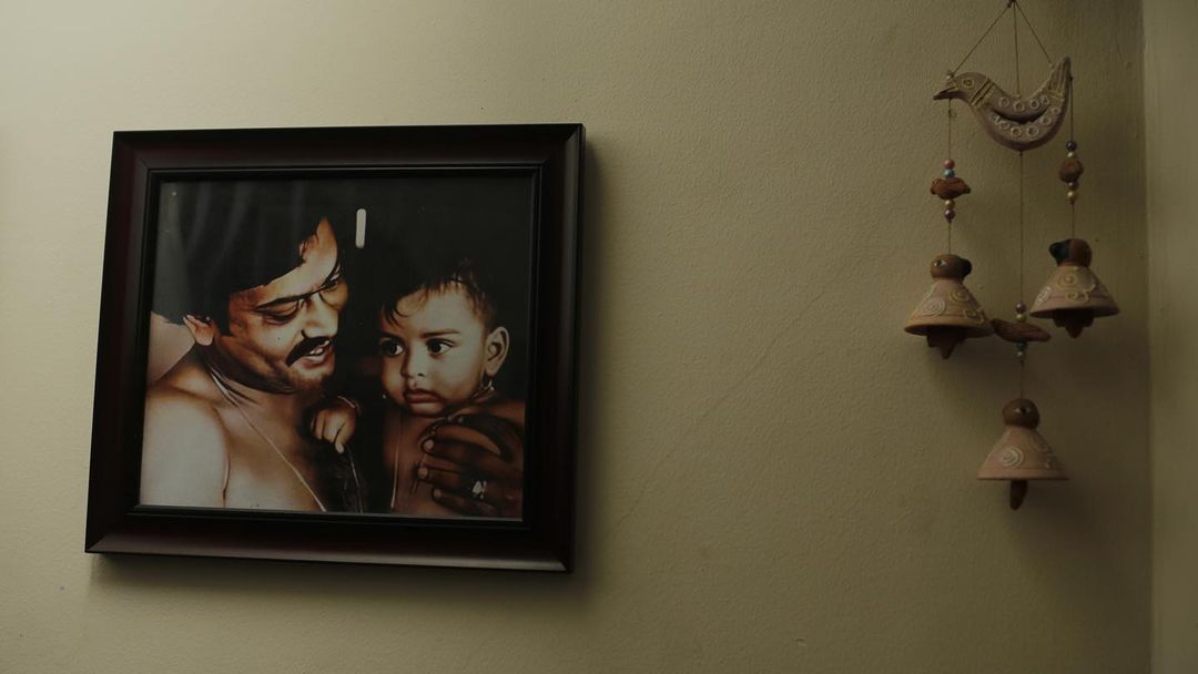 'ഗോൾഡ്' സിനിമയിൽ കണ്ട പൃഥ്വിരാജിന്റേയും അച്ഛൻ സുകുമാരന്റെയും ഒരു പഴയകാല ചിത്രം