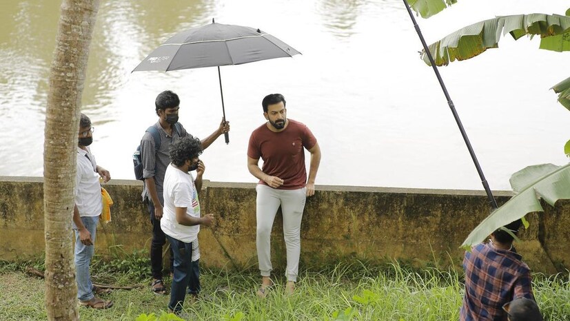 അഭിനയിക്കുന്ന വേളയിൽ തന്നെ ഏകദേശം ആറോളം അഭിനേതാക്കളുടെ ഡയലോഗുകൾ അദ്ദേഹം തിരുത്താറുണ്ടത്രേ. പൃഥ്വിരാജ് ഉടനെ ഹോളിവുഡിൽ എത്തും എന്നും അൽഫോൺസ്