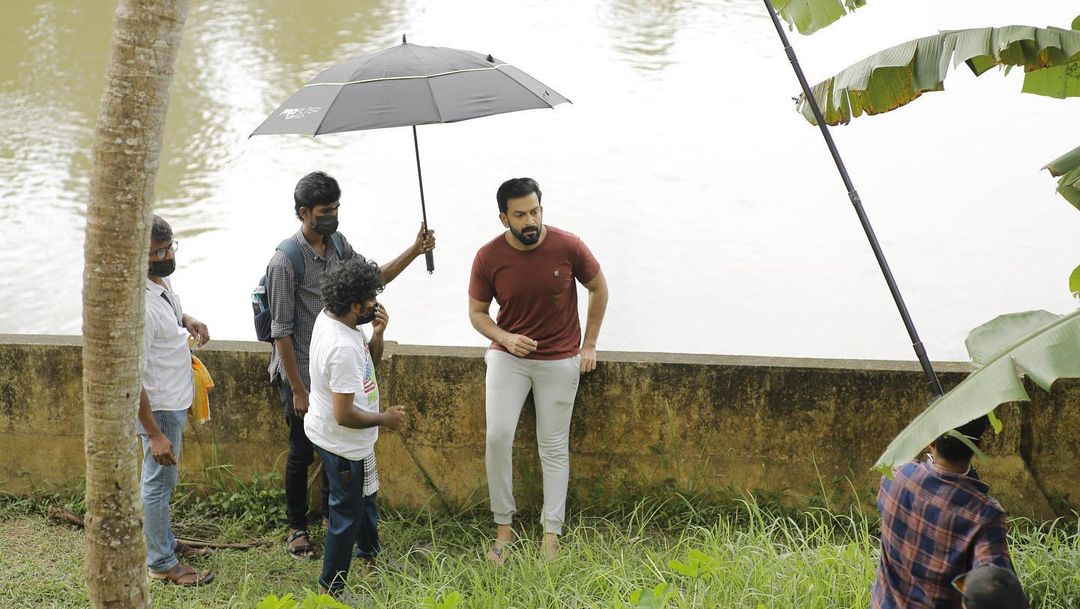  അഭിനയിക്കുന്ന വേളയിൽ തന്നെ ഏകദേശം ആറോളം അഭിനേതാക്കളുടെ ഡയലോഗുകൾ അദ്ദേഹം തിരുത്താറുണ്ടത്രേ. പൃഥ്വിരാജ് ഉടനെ ഹോളിവുഡിൽ എത്തും എന്നും അൽഫോൺസ്