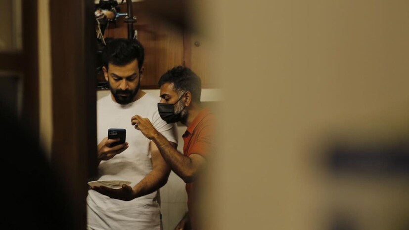  അതിനു സാക്ഷ്യം മറ്റാരുമല്ല, സംവിധായകൻ അൽഫോൺസ് പുത്രൻ തന്നെ. ഡയലോഗുകൾ പഠിക്കാൻ പൃഥ്വിരാജ് അത്രയേറെ മിടുക്കനാണ്. ഒരു ഫോട്ടോസ്റ്റാറ് മെഷീൻ പോലെയാണ് പൃഥ്വിരാജ് എന്ന് അൽഫോൺസ്. അൽഫോൺസ് ഇക്കാര്യം വിശദീകരിച്ചു തന്നെ പറയുന്നത് കേൾക്കാം (തുടർന്ന് വായിക്കുക)