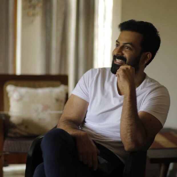  കാരണം എന്തെന്ന് വ്യക്തമല്ലെങ്കിലും, നടൻ പൃഥ്വിരാജ് സുകുമാരൻ ഹാരോൾഡ്‌ എന്ന വില്ലനാവാൻ വിസമ്മതിച്ചു എന്നാണ് റിപ്പോർട്ടുകളിലെ പരാമർശം. നേരത്തെ സഞ്ജയ് ദത്ത് അവതരിപ്പിക്കുന്ന ആന്റണി ദാസ് എന്ന വില്ലന്റെ ലുക്കും ശ്രദ്ധ നേടിയിരുന്നു
