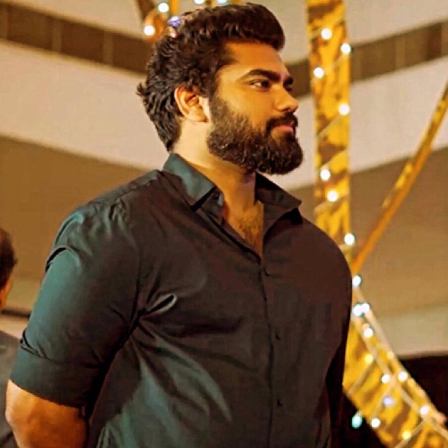  ബിഗ് ബോസ് (Bigg Boss) ഷോ പൂർത്തിയായി ഒരു വർഷം തികയാറാകുമ്പോഴും ഏറെ സജീവമായി നിൽക്കുന്ന റിയാലിറ്റി ഷോ താരമാണ് റോബിൻ രാധാകൃഷ്ണൻ (Robin Radhakrishnan). ഉദ്‌ഘാടന ചടങ്ങുകളിലും പൊതുപരിപാടികളിലും റോബിൻ സ്ഥിര സാന്നിധ്യമാണ്. അടുത്തിടെ ആരതി പൊടിയുമായി റോബിൻ രാധാകൃഷ്ണന്റെ വിവാഹനിശ്ചയം കഴിഞ്ഞിരുന്നു. എന്നാലിപ്പോൾ റോബിന്റെ രാഷ്ട്രീയ പ്രവേശം ചർച്ചകൾക്ക് പുതിയ വഴിത്തിരിവ് നൽകുന്നു