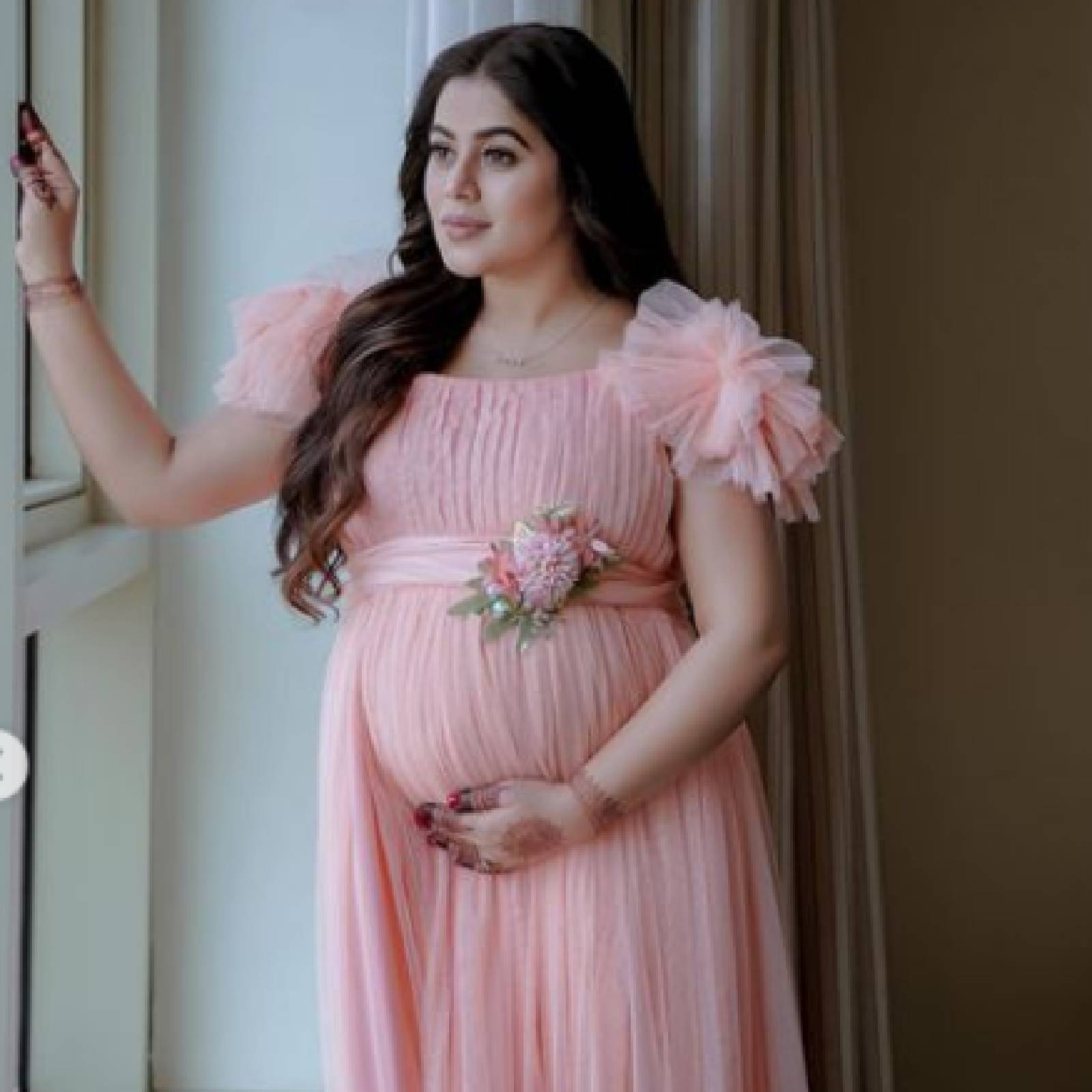  പുണ്യമാസത്തിൽ നടി ഷംന കാസിം (Shamna Kasim) അമ്മയായി. താരത്തിന്റെ ആദ്യത്തെ കുഞ്ഞാണിത്. വിദേശത്തു വച്ചായിരുന്നു പ്രസവം. കഴിഞ്ഞ വർഷം ജൂൺ മാസത്തിലായിരുന്നു ഷംനയുടെ നിക്കാഹ്. ദുബായിയിലെ മലയാളി ബിസിനസുകാരൻ ഷാനിദ് ആസിഫ് അലിയാണ് ഷംനയുടെ ഭർത്താവ്. പ്രസവത്തിനായി ആശുപത്രിയിലായ വിവരം കഴിഞ്ഞ ദിവസം ഷംനയുടെ സുഹൃത്ത് പോസ്റ്റ് ചെയ്തിരുന്നു