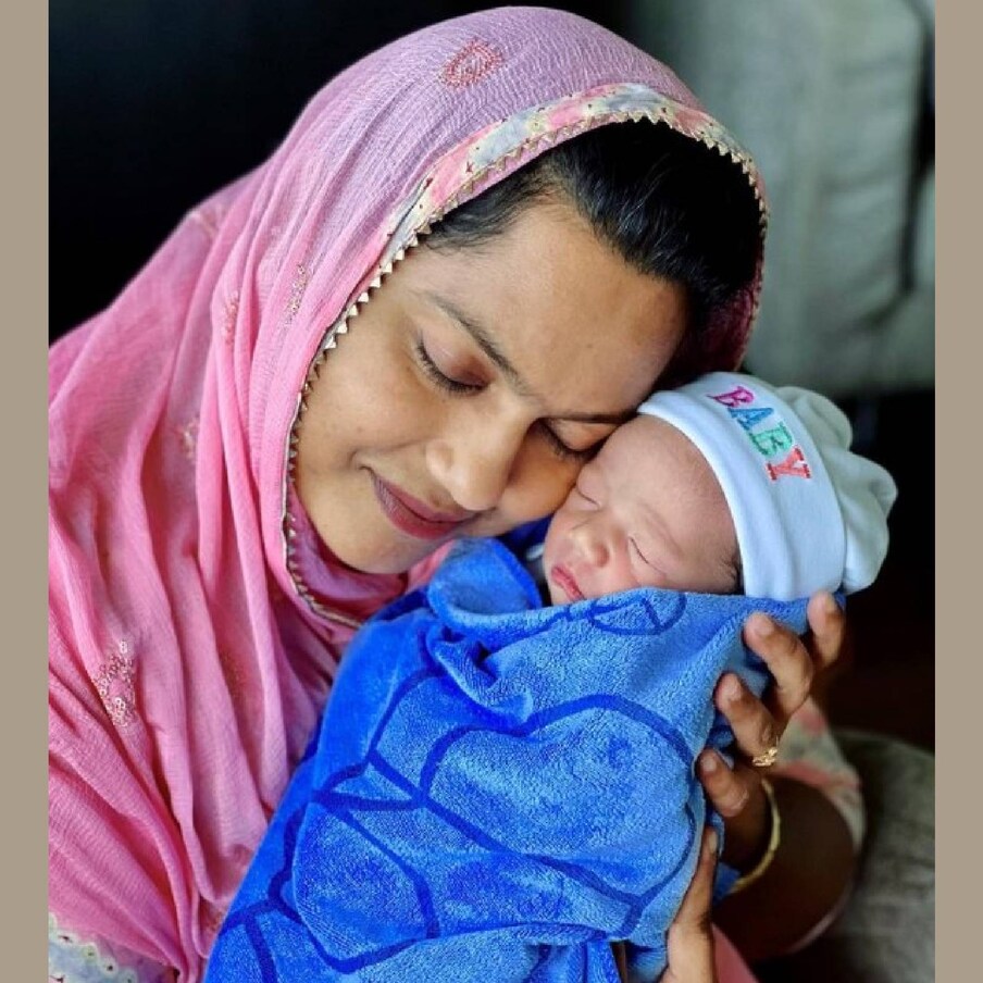  പിറന്നു വീണപ്പോൾ തന്നെ സ്വന്തമായി ഇൻസ്റ്റഗ്രാം, യൂട്യൂബ് പേജുകളും പതിനായിരക്കണക്കിന് ഫോളോവേഴ്‌സുമായി ഒരു കുട്ടി സെലിബ്രിറ്റിയായി മാറിക്കഴിഞ്ഞു എബ്രു. ഇക്കാര്യം പലയിടങ്ങളിലും ചർച്ചയാവുകയും ചെയ്‌തു. രണ്ട് അമ്മമാരുടെ ഇടയിൽ വളരുന്ന എബ്രുവിന് അവരെ വിളിക്കാൻ പേരും ആയിക്കഴിഞ്ഞു (തുടർന്ന് വായിക്കുക)