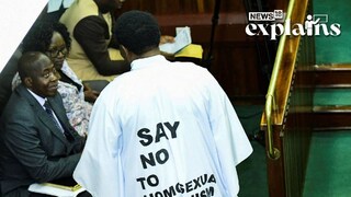 സ്വവർഗ്ഗാനുരാഗ വിരുദ്ധ ഗൗൺ ധരിച്ച് ബുബുലോ നിയോജക മണ്ഡലത്തിൽ നിന്നുള്ള പാർലമെന്റ് അംഗം ജോൺ മുസിറ (Reuters) സ്വവർഗ്ഗാനുരാഗ വിരുദ്ധ ഗൗൺ ധരിച്ച് ബുബുലോ നിയോജക മണ്ഡലത്തിൽ നിന്നുള്ള പാർലമെന്റ് അംഗം ജോൺ മുസിറ (Reuters)