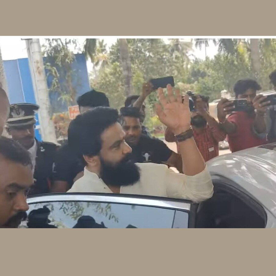  കാറിൽ കേറവേ, ആരാധകരെ അഭിവാദ്യം ചെയ്യുന്ന ദിലീപ് (ചിത്രം: വെറൈറ്റി മീഡിയ)
