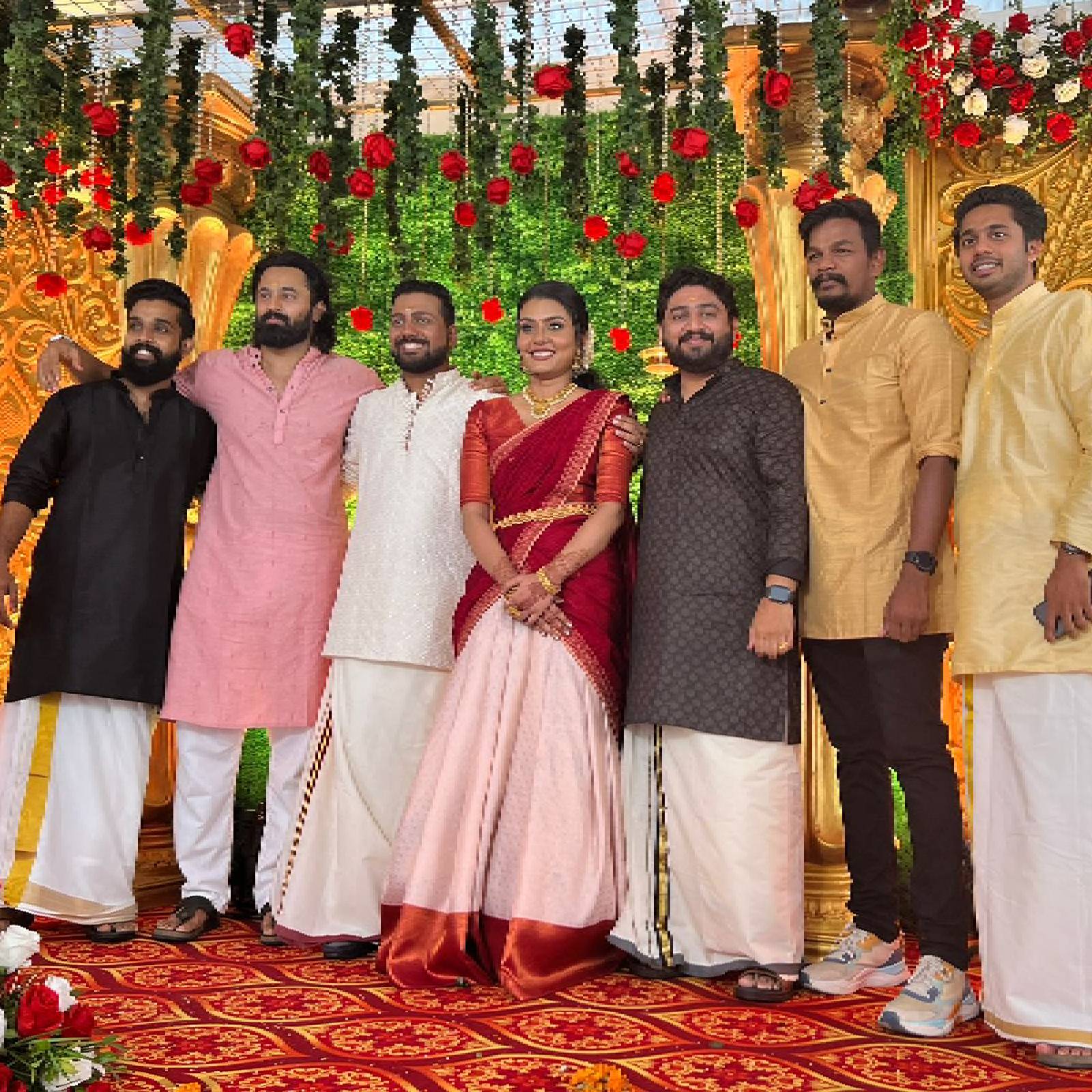  ഉണ്ണി മുകുന്ദൻ (Unni Mukundan) നായകനായ, ഏറെ പുരസ്‌കാരങ്ങൾ ഏറ്റുവാങ്ങിയ ചിത്രം 'മേപ്പടിയാൻ' (Meppadiyan) സംവിധായകൻ വിഷ്ണു മോഹന്റെ (Vishnu Mohan) വിവാഹനിശ്ചയം കഴിഞ്ഞു. ബി.ജെ.പി. നേതാവ് എ.എൻ. രാധാകൃഷ്ണന്റെ മകൾ അമ്മു എന്ന് വിളിക്കുന്ന അഭിരാമിയാണ് വധു. കൊച്ചി ചേരാനെല്ലൂരിലെ വധൂഗൃഹത്തിലാണ് വിവാഹനിശ്ചയ ചടങ്ങുകൾ നടന്നത്