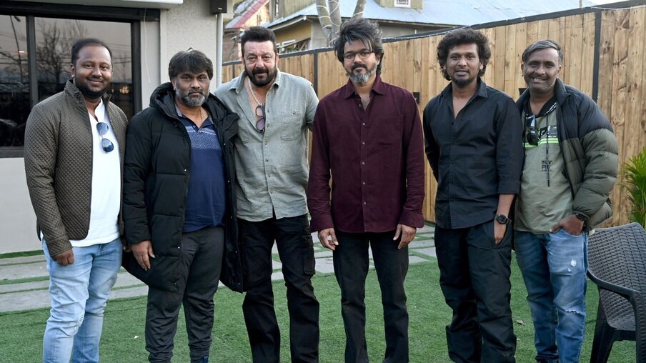  ചെന്നൈയില്‍ ആദ്യ ഘട്ട ചിത്രീകരണം പൂര്‍ത്തിയാക്കിയ ശേഷമാണ് ലിയോ ടീം കശ്മീരിലേക്ക് യാത്ര തിരിച്ചത്. കനത്ത മഞ്ഞിനിടയിലും അതീവ സുരക്ഷാ ക്രമീകരണങ്ങളോടയാണ് ചിത്രത്തിന്‍റെ ഷൂട്ടിങ് പുരോഗമിക്കുന്നത്. സിനിമയുടെ ലൊക്കെഷന്‍ ചിത്രങ്ങള്‍ അടക്കം പുറത്തുപോകാതിരിക്കാന്‍ മൊബൈല്‍ ഫോണുകള്‍ അടക്കം ഒഴിവാക്കിയാണ് ചിത്രീകരണം നടത്തുന്നത്.