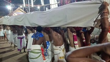 കടൽതൊട്ട് കാൽ നനച്ച് പെൺകടൽ; മണ്ടയ്ക്കാട്  കൊട മഹോത്സവത്തിൽ പതിനായിരങ്ങൾ