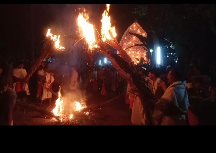  ഇരുട്ടിന്റെ പശ്ചാത്തലത്തിൽ കോലത്തിൽ സ്ഥാപിച്ച 51 പന്തത്തിന്റെയും ചൂട്ടുകറ്റയുടെയും അകമ്പടിയിൽ എത്തുന്ന മഹാഭൈരവിക്കോലം നാടൻ കലാരംഗത്തെ ഒരു വിസ്മയമാണ്.