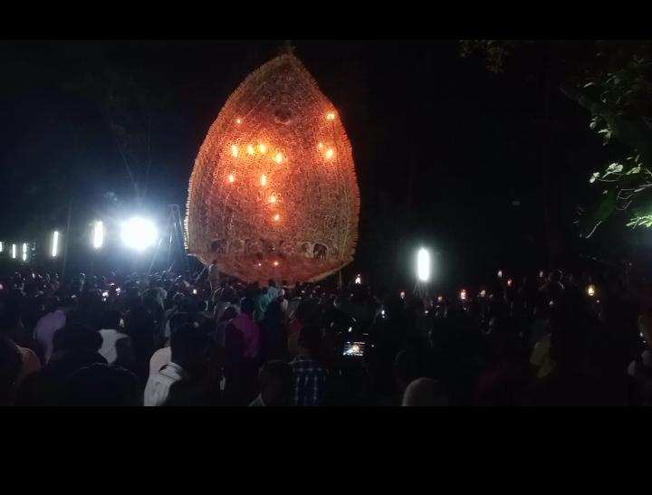  പുലർച്ചെ അഞ്ചരയോടെ അൻപതടിയോളം ഉയരത്തിലുള്ള മഹാഭൈരവിക്കോലം ഒന്നിനു താഴെ വരിയായി ഒരുക്കിയ അഞ്ച് വലിയ മുഖങ്ങളുമായി തീപ്പന്തത്തിന്റെ വെളിച്ചത്തിൽ എഴുന്നള്ളി. ഭദ്രകാളിയുടെ വിരാട രൂപമായ മഹാഭൈരവിക്കോലത്തിൽ ഭദ്രകാളിയുടെ കർണാഭരണങ്ങളായി വരച്ചിരിക്കുന്നത് സിംഹവും ആനയുമാണ്.