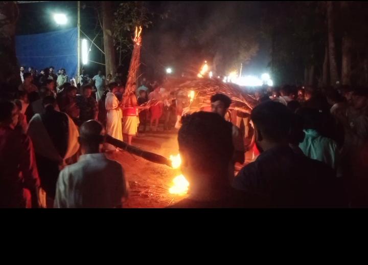  ഇതിന്റെ പത്തിരട്ടി വലിപ്പമുള്ള കോലമായതിനാൽ തടികൊണ്ടുള്ള ചക്രങ്ങളും ചട്ടവും ഉപയോഗിച്ചാണ് കോലം കളത്തിൽ എത്തിക്കുന്നത്.