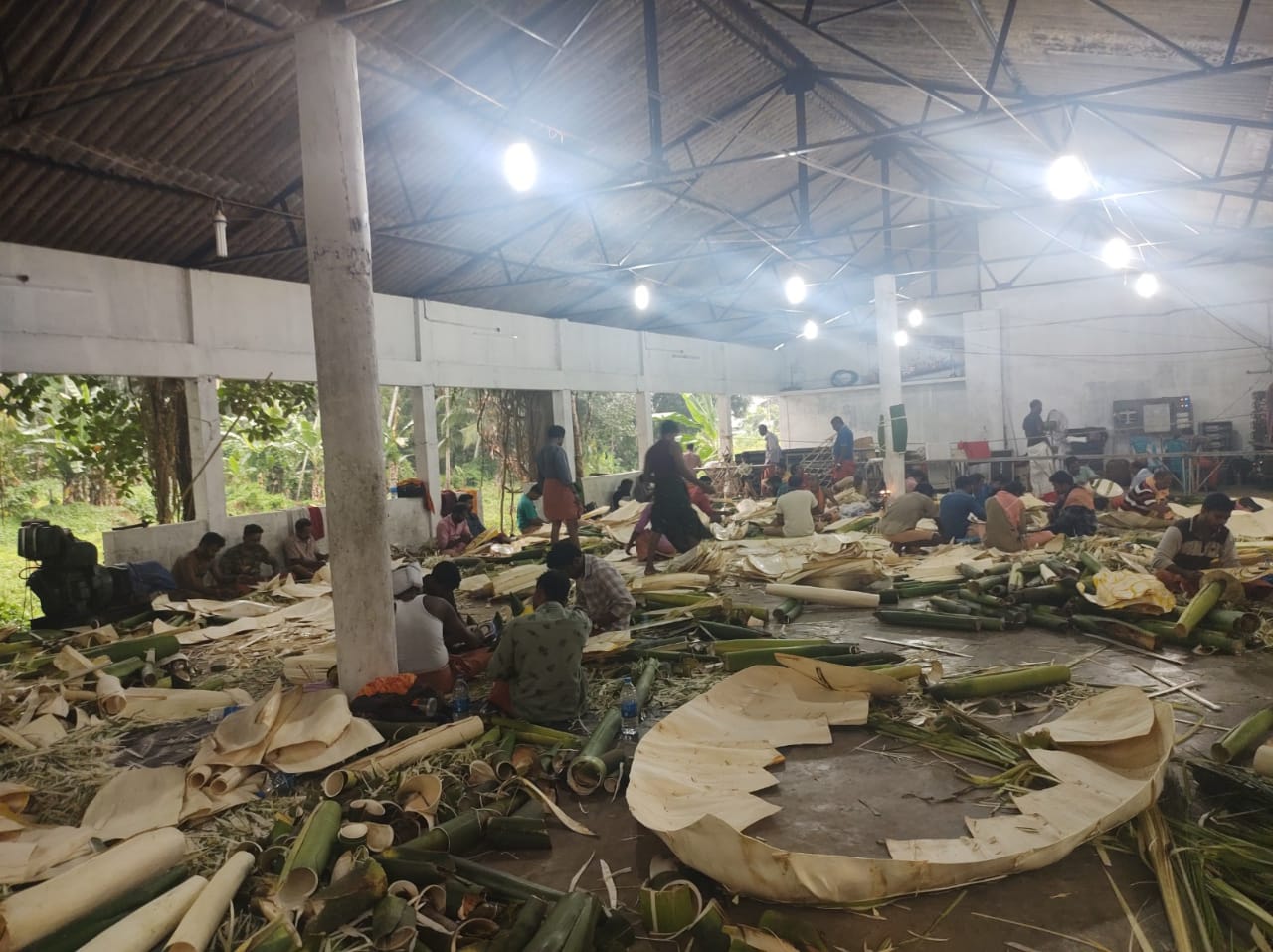  ഓതറ പുതുക്കുളങ്ങര പടയണിയുടെ മാത്രം പ്രത്യേകതയായ മഹാഭൈരവിക്കോലം കണ്ട് തൊഴുന്നതിന് ഓതറയിലെത്തിയത് ജനസാഗരം തന്നെയായിരുന്നു. സമൂഹമാധ്യമങ്ങളിലൂടെ കേട്ടറിഞ്ഞെത്തിവരുൾപ്പെടെ വിദൂര സ്ഥലങ്ങളിൽ നിന്നെത്തിയ ഒട്ടേറെപ്പേർ കാണികളായി. ഒരാണ്ടത്തെ പ്രാർഥനയുടെയും കാത്തിരിപ്പിന്റെയും 28 ദിവസത്തെ പ്രയത്നത്തിന്റെയും പ്രതിഫലനമായി കിഴക്ക് നിന്ന് ക്ഷേത്ര മുറ്റത്തേക്ക് എത്തിച്ച ഭൈരവിക്കോലം ആസ്വാദകർക്ക് വിസ്മയവും ഭക്തർക്ക് അനുഗ്രഹവുമായി മാറി.