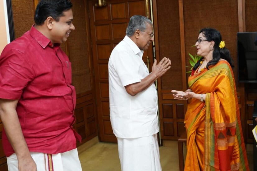  കാര്യോപദേശക സമിതി യോഗത്തിന് ശേഷം മുഖ്യമന്ത്രി പിണറായി വിജയനെ നടി ഷീല സന്ദർശിച്ചു. ശേഷം അവർ സഭയിലെ വിഐപി ഗാലറിയിൽ എത്തി. രാവിലെ തൽക്കാലത്തേക്ക് പിരിഞ്ഞ സഭ പതിനൊന്നരയോടെ വീണ്ടും ചേരുമ്പോൾ സ്പീക്കറുടെ റൂളിങ് ആയിരുന്നു ആദ്യ നടപടി.