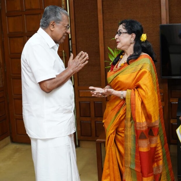  പലതവണ തിരുവനന്തപുരത്തു വന്നിട്ടും നിയമസഭ കാണാൻ കഴിഞ്ഞിട്ടില്ലെന്നും കാണണമെന്ന ആഗ്രഹമുണ്ടെന്നും ഷീല സ്പീക്കറുടെ ഓഫിസിനെ അറിയിച്ചു. മലയാളത്തിന്റെ അഭിമാന നടി നിയമസഭ സന്ദർശിക്കുന്നതിൽ സന്തോഷമേയുള്ളൂ എന്ന് സ്പീക്കറുടെ ഓഫീസ് അറിയിച്ചു.
