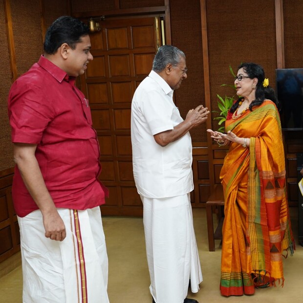  തൊട്ടുപിന്നാലെ നിയമസഭാ മന്ദിരം കാണാൻ ഷീല എത്തി. സ്പീക്കർ എ എൻ ഷംസീറും ഉദ്യോഗസ്ഥരും ഷീലയെ സ്വീകരിച്ചു.പ്രതിപക്ഷ ബഹളത്തിനിടെ നിയമസഭ തൽക്കാലത്തേക്ക് പിരിഞ്ഞ്, കാര്യോപദേശക സമിതി യോഗം ചേരുന്നതിനിടെ ആയിരുന്നു ഷീല നിയമസഭയിൽ എത്തിയത്.