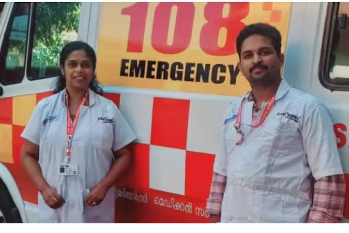 ഉടൻ എമർജൻസി മെഡിക്കൽ ടെക്‌നീഷ്യൻ ജോളി കെ ജോൺ അമ്മയും കുഞ്ഞുമായുള്ള പൊക്കിൾകൊടി ബന്ധം വേർപ്പെടുത്തി ഇരുവർക്കും വേണ്ട പ്രഥമശുശ്രൂഷ നൽകി ആംബുലൻസിലേക്ക് മാറ്റി. 