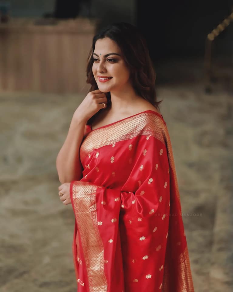  കഴിഞ്ഞ കുറച്ചുകാലമായി നിരന്തരം ശല്യം ചെയ്യുന്ന ഒരു ആരാധകൻ തനിക്കുണ്ടെന്നും അനുശ്രീ പറയുന്നു. അയാൾ തന്നെ ഫോണിൽ വിളിക്കുമായിരുന്നു. നമ്പർ എങ്ങനെ കിട്ടിയെന്ന് അറിയില്ല. അയാളുടെ മാത്രം 15 നമ്പരുകൾ ബ്ലോക്ക് ചെയ്യേണ്ടിവന്നിട്ടുണ്ടെന്നും അനുശ്രീ പറയുന്നു. ഫേസ്ബുക്കിലും ഇൻസ്റ്റാഗ്രാമിലും ഫേക്ക് ഐഡി ഉണ്ടാക്കിയും അയാൾ ശല്യപ്പെടുത്തിയെന്ന് അനുശ്രീ പറയുന്നു.