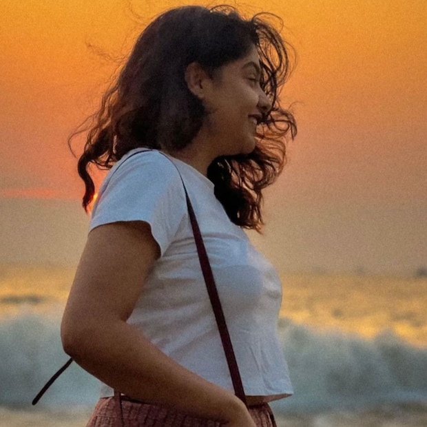 'അനുരാഗവിലോചനനായി' എന്ന ഒരൊറ്റ ഗാനരംഗത്തിലൂടെ മലയാള സിനിമാ പ്രേക്ഷകരുടെ മനസിൽ ഇടംനേടിയ അഭിനേത്രിയാണ് അർച്ചന കവി. പിന്നീട് സിനിമകളിൽ അഭിനയിച്ച അർച്ചന കവിക്ക് ഏറെ ജനപ്രീതി നൽകിയ ഗാനരംഗമായിരുന്നു നീലത്തമരയിലേത്. 2009ൽ പുറത്തിറങ്ങിയ നീലത്താമരയിലൂടെയായിരുന്നു അർച്ചന സിനിമയിൽ എത്തിയത്. 'അനുരാഗവിലോചനനായി' എന്ന ഒരൊറ്റ ഗാനരംഗത്തിലൂടെ മലയാള സിനിമാ പ്രേക്ഷകരുടെ മനസിൽ ഇടംനേടിയ അഭിനേത്രിയാണ് അർച്ചന കവി. പിന്നീട് സിനിമകളിൽ അഭിനയിച്ച അർച്ചന കവിക്ക് ഏറെ ജനപ്രീതി നൽകിയ ഗാനരംഗമായിരുന്നു നീലത്തമരയിലേത്. 2009ൽ പുറത്തിറങ്ങിയ നീലത്താമരയിലൂടെയായിരുന്നു അർച്ചന സിനിമയിൽ എത്തിയത്.