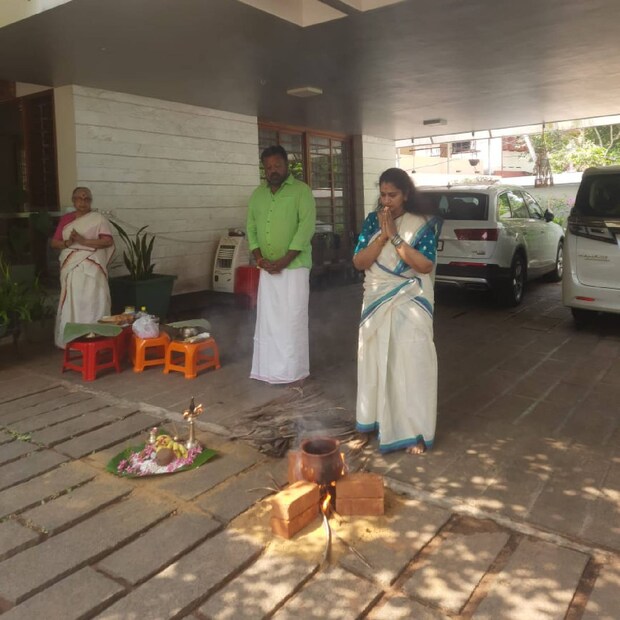  താരങ്ങളും പ്രമുഖരും ഇക്കുറിയും പതിവ് തെറ്റിച്ചില്ല. ആറ്റുകാൽ പൊങ്കാലയ്ക്ക് (Attukal Pongala) എല്ലാവർഷവുമെന്നോണം ഇക്കുറിയും അവർ കൃത്യമായെത്തി പൊങ്കാല അർപ്പിച്ചു. നടീ നടന്മാരും, രാഷ്ട്രീയ പ്രവർത്തകരും പൊങ്കാലയുടെ പുണ്യം തേടിയെത്തിയവരിൽ ഉൾപ്പെടുന്നു. വീട്ടുമുറ്റത്തു പൊങ്കാലയിടുന്ന നടൻ സുരേഷ് ഗോപിയുടെ ഭാര്യ രാധിക
