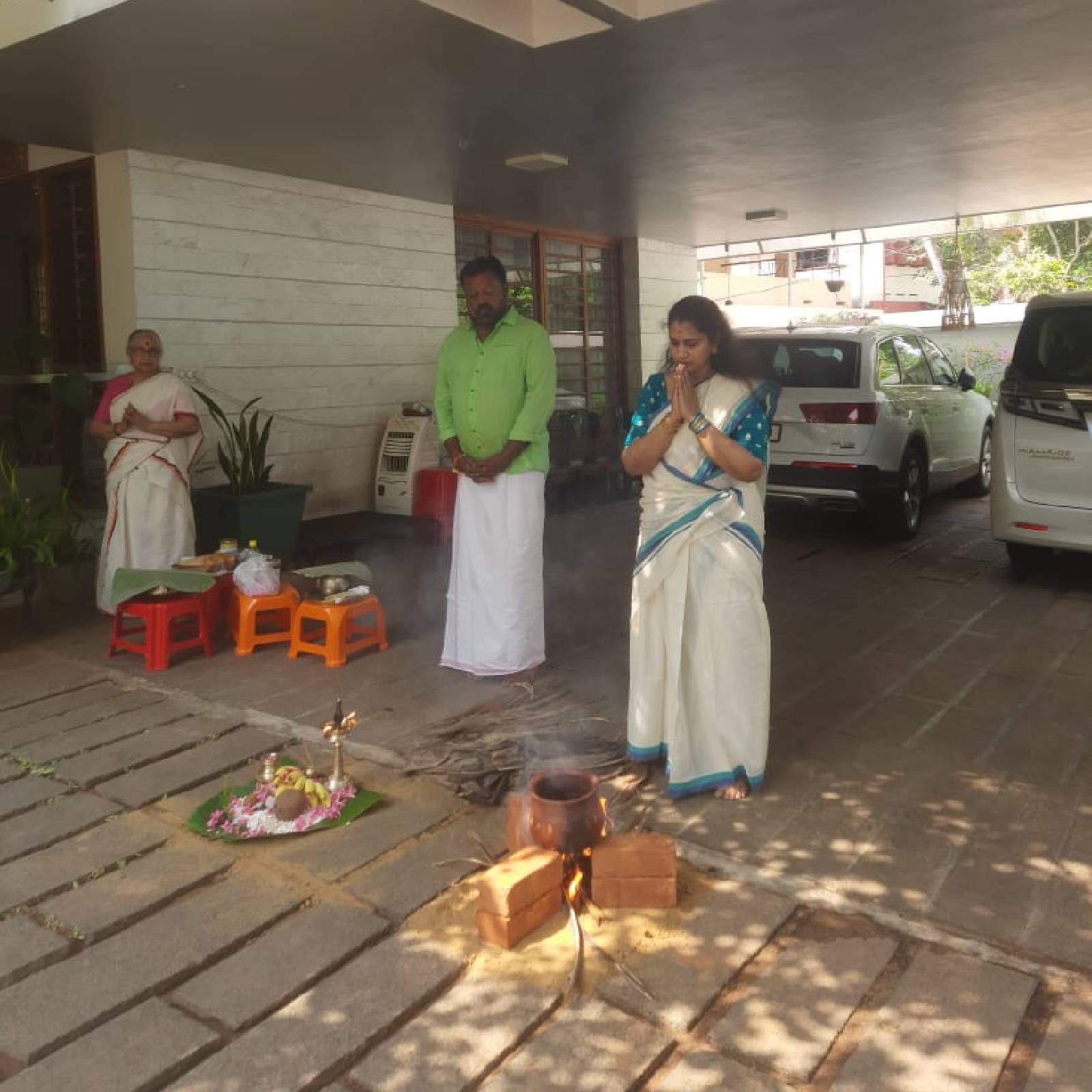  താരങ്ങളും പ്രമുഖരും ഇക്കുറിയും പതിവ് തെറ്റിച്ചില്ല. ആറ്റുകാൽ പൊങ്കാലയ്ക്ക് (Attukal Pongala) എല്ലാവർഷവുമെന്നോണം ഇക്കുറിയും അവർ കൃത്യമായെത്തി പൊങ്കാല അർപ്പിച്ചു. നടീ നടന്മാരും, രാഷ്ട്രീയ പ്രവർത്തകരും പൊങ്കാലയുടെ പുണ്യം തേടിയെത്തിയവരിൽ ഉൾപ്പെടുന്നു. വീട്ടുമുറ്റത്തു പൊങ്കാലയിടുന്ന നടൻ സുരേഷ് ഗോപിയുടെ ഭാര്യ രാധിക