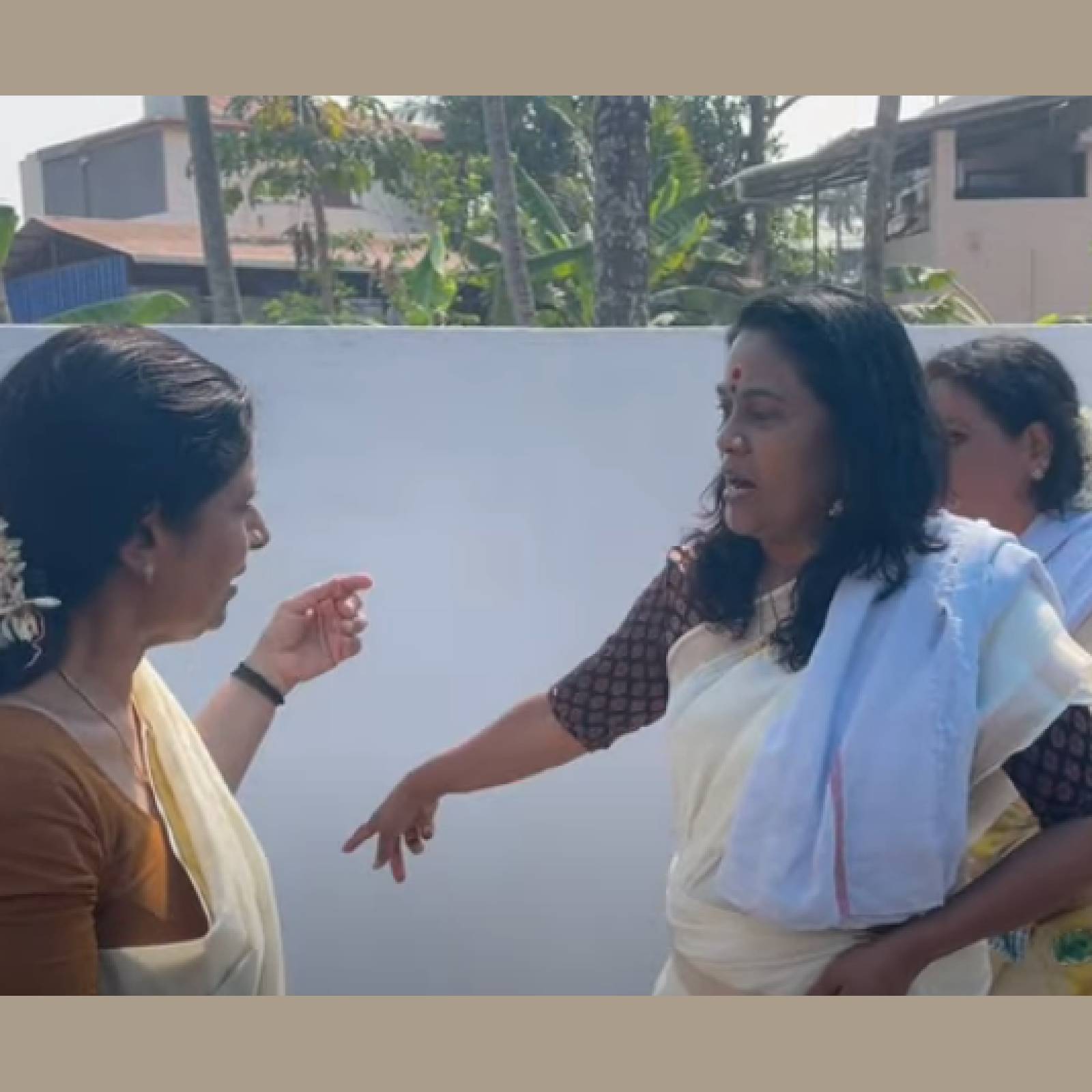  ആറ്റുകാൽ പൊങ്കാലയ്ക്കിടെ സീമ ജി. നായർ ജലജയ്ക്കൊപ്പം