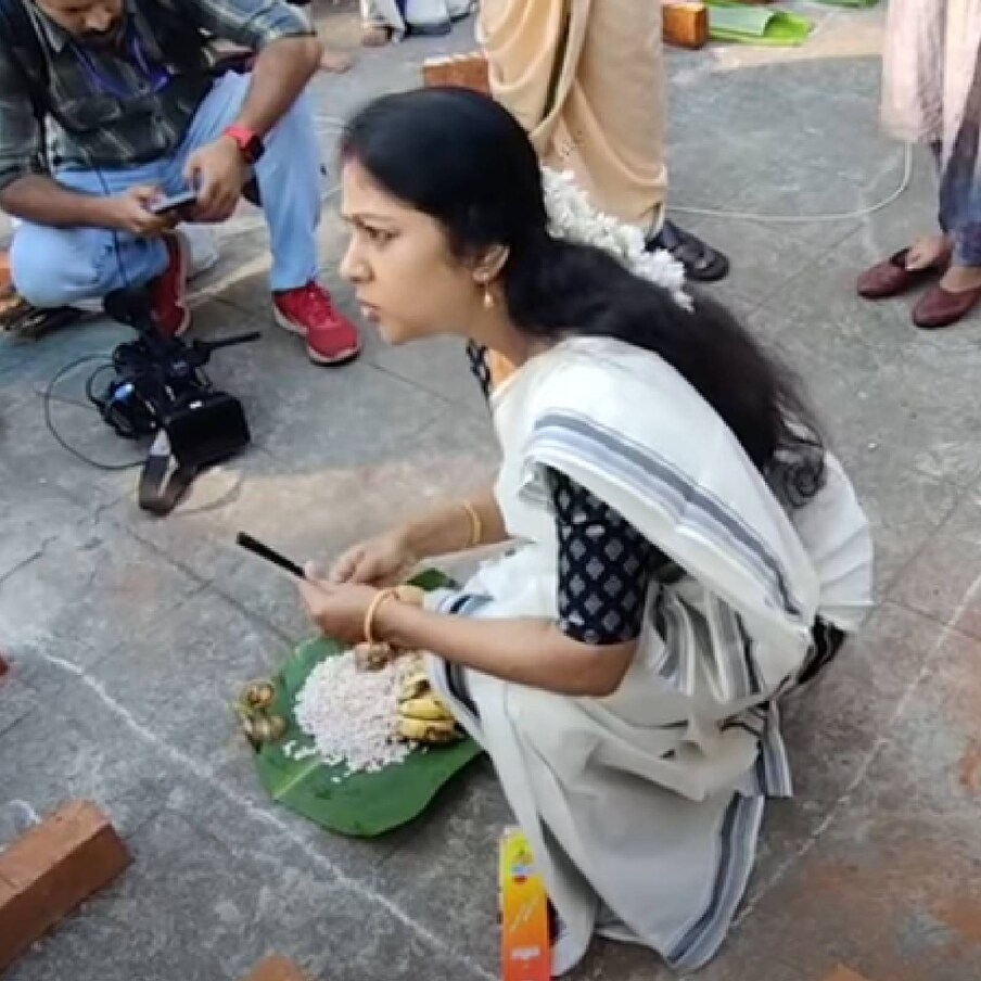  ആറ്റുകാൽ പൊങ്കാലയുടെ സ്ഥിരസാന്നിധ്യമായ നടി ചിപ്പി പൊങ്കാലയ്ക്കുള്ള തയാറെടുപ്പുകൾക്കിടയിൽ