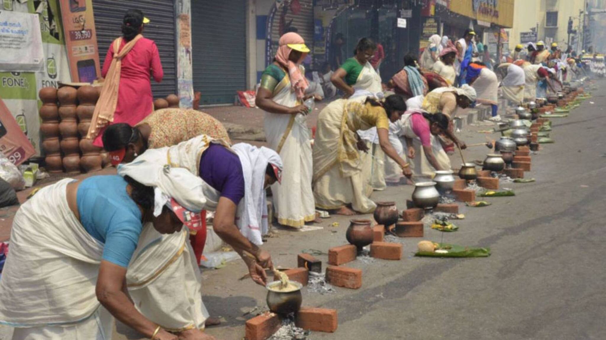 ആറ്റുകാൽ പൊങ്കാല; വൈദ്യുത പോസ്റ്റിനു ചുവട്ടിലും താഴ്ന്ന് കിടക്കുന്ന വൈദ്യുത ലൈനുകൾക്കടിയിലും പൊങ്കാലയിടരുത്; KSEB
