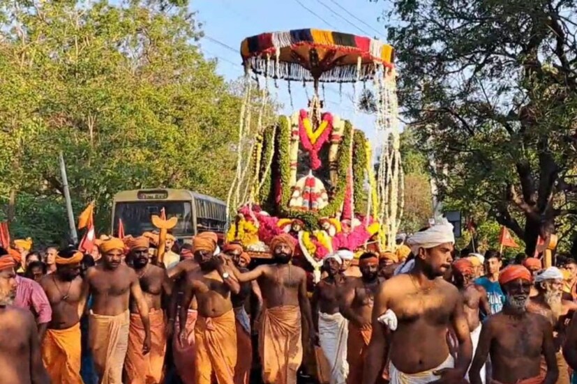  കന്യാകുമാരി: ജില്ലയിലെ പ്രസിദ്ധമായ സ്വാമിതോപ്പ് അയ്യാ വൈകുണ്ഠ സ്വാമി ക്ഷേത്രത്തിൽ കുംഭമാസ ഉത്സവവും സ്വാമിയുടെ അവതാര ദിനവുമായി ഇന്ന് ആഘോഷിക്കും.ഇന്നലെ രാവിലെ 6ന് തിരിച്ചെന്തൂർ, ഉടൻക്കുടി, ആരൽവാമൊഴി വഴി വാഹന ഘോഷയാത്ര നാഗർകോവിൽ നാഗരാജ ക്ഷേത്ര മൈതാനത്തിൽ എത്തിച്ചേർന്നു