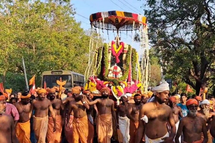  കന്യാകുമാരി: ജില്ലയിലെ പ്രസിദ്ധമായ സ്വാമിതോപ്പ് അയ്യാ വൈകുണ്ഠ സ്വാമി ക്ഷേത്രത്തിൽ കുംഭമാസ ഉത്സവവും സ്വാമിയുടെ അവതാര ദിനവുമായി ഇന്ന് ആഘോഷിക്കും.ഇന്നലെ രാവിലെ 6ന് തിരിച്ചെന്തൂർ, ഉടൻക്കുടി, ആരൽവാമൊഴി വഴി വാഹന ഘോഷയാത്ര നാഗർകോവിൽ നാഗരാജ ക്ഷേത്ര മൈതാനത്തിൽ എത്തിച്ചേർന്നു