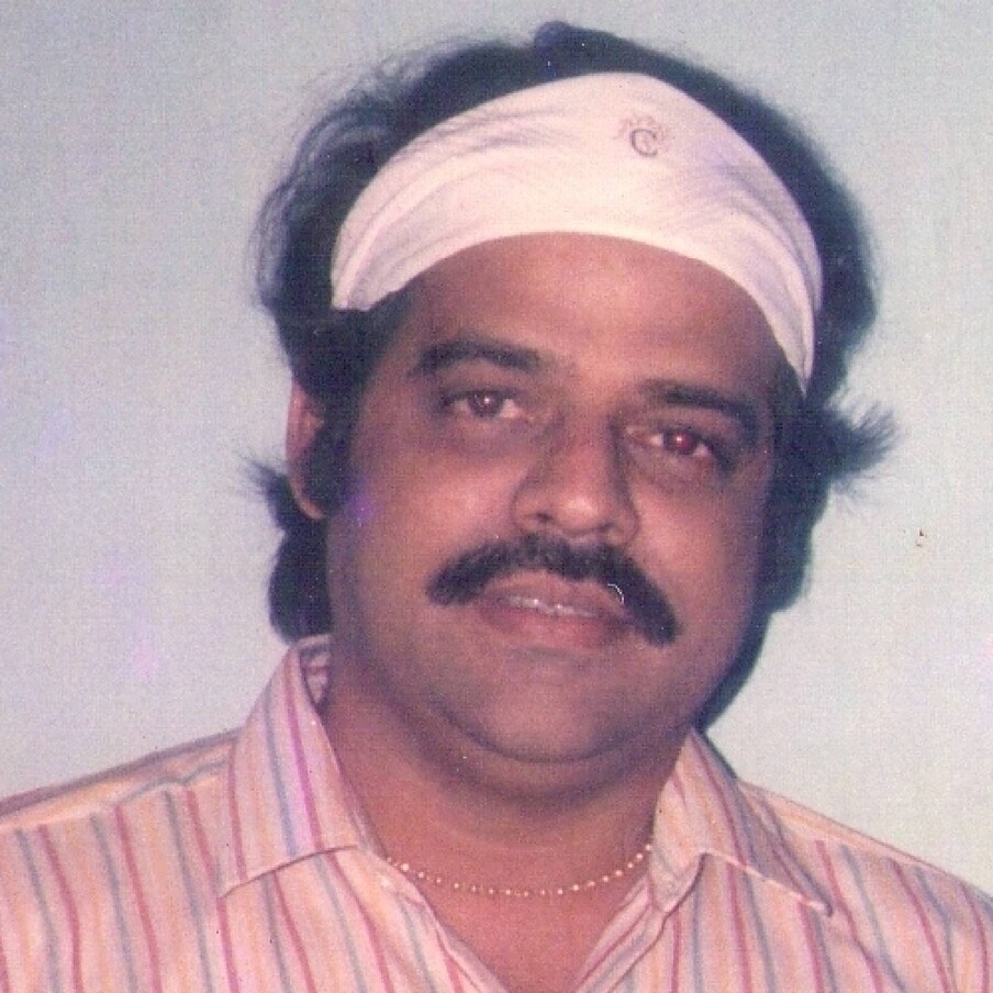  തലയിൽക്കെട്ടുള്ളയാൾ ബാലചന്ദ്ര മേനോൻ എന്ന് ഒറ്റ നോട്ടത്തിൽ മനസിലാക്കാം. പിന്നെയും കുറച്ചു വർഷങ്ങൾക്കു ശേഷമാണ് ബാലചന്ദ്ര മേനോന്റെ 'ഉത്രാട രാത്രി' എന്ന ആദ്യ ചിത്രം പുറത്തിറങ്ങുന്നത്