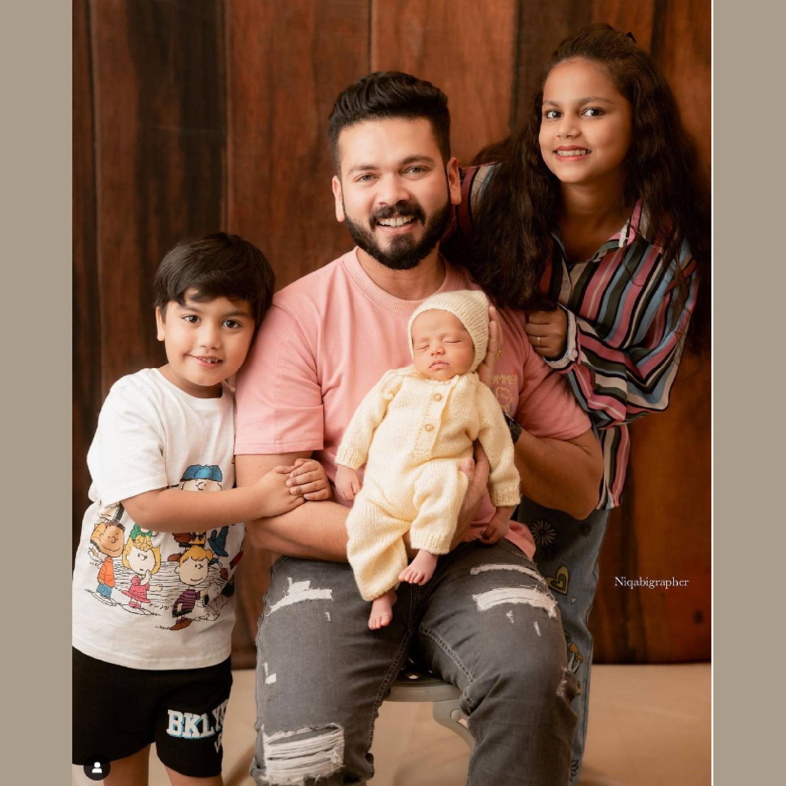  തന്റെ മൂന്നു മക്കൾക്കൊപ്പം ബഷീർ ബഷി. ഒരു മകളും രണ്ടാണ്മക്കളുമാണ് ബഷീർ ബഷിക്കുള്ളത്
