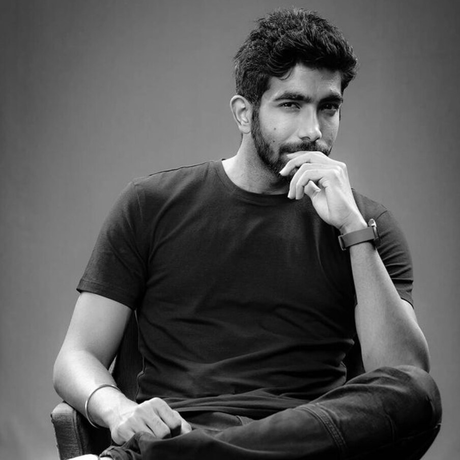  ഇന്ന് ലോക ക്രിക്കറ്റിലെ ഏറ്റവും അപകടകാരിയായ ഫാസ്റ്റ് ബൗളർമാരിൽ ഒരാളാണ് ഇന്ത്യയുടെ ജസ്പ്രിത് ബുംറ. 2016ൽ അരങ്ങേറ്റം കുറിച്ച ബുംറ കളിയുടെ എല്ലാ ഫോർമാറ്റുകളിലും ടീമിലെ പ്രധാന താരമായി. നിരന്തരം പരിക്കുകൾ വേട്ടയാടുന്നുണ്ടെങ്കിലും കളിക്കളത്തിൽ എതിരാളികൾക്ക് പേടിസ്വപ്നമാണ് ബുംറ. അതുല്യമായ ബൗളിംഗ് ആക്ഷനും യോർക്കറുകൾ സ്ഥിരമായി എറിയാനുള്ള കഴിവും ബുംറയെ ഡെത്ത് ഓവറുകളിൽ ഇന്ത്യയുടെ വജ്രായുധമാക്കി മാറ്റി.