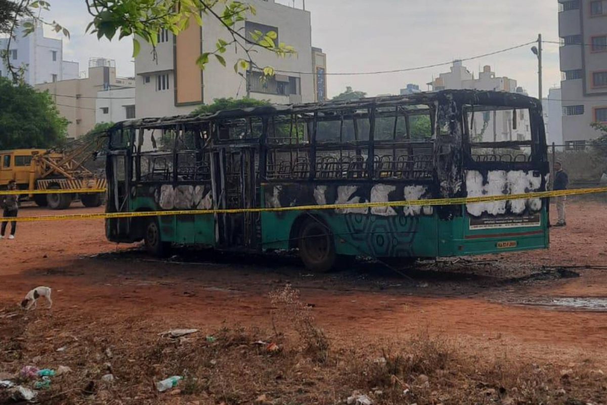 നിർത്തിയിട്ടിരുന്ന ബസിന് തീ പിടിച്ചു; ഉള്ളിൽ കിടന്നുറങ്ങിയ കണ്ടക്ടർ വെന്തുമരിച്ചു