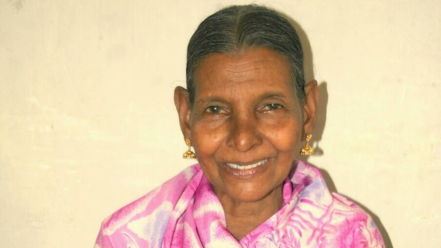  ഓലത്താന്നിയില്‍ നെയ്യാറിന്റെ തീരത്ത് ഒറ്റയ്ക്ക് താമസിച്ചിരുന്ന ഡാളി മണല്‍മാഫിയകളുടെ ഭീഷണിയെ ഒറ്റയാള്‍ പോരാട്ടം നടത്തി അതിജീവിച്ചാണ് ശ്രദ്ധേയയായത്.
